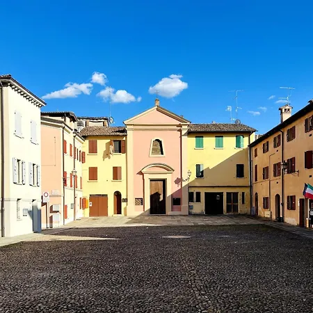 Piazza Castello カンポガッリアーノ